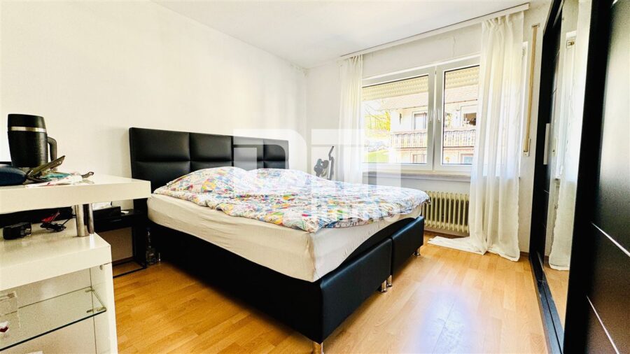 Hochwertiges Drei- bis Vierfamilienhaus in erhobener Ortsrandlage mit Panoramablick - 1.OG Schlafzimmer 2